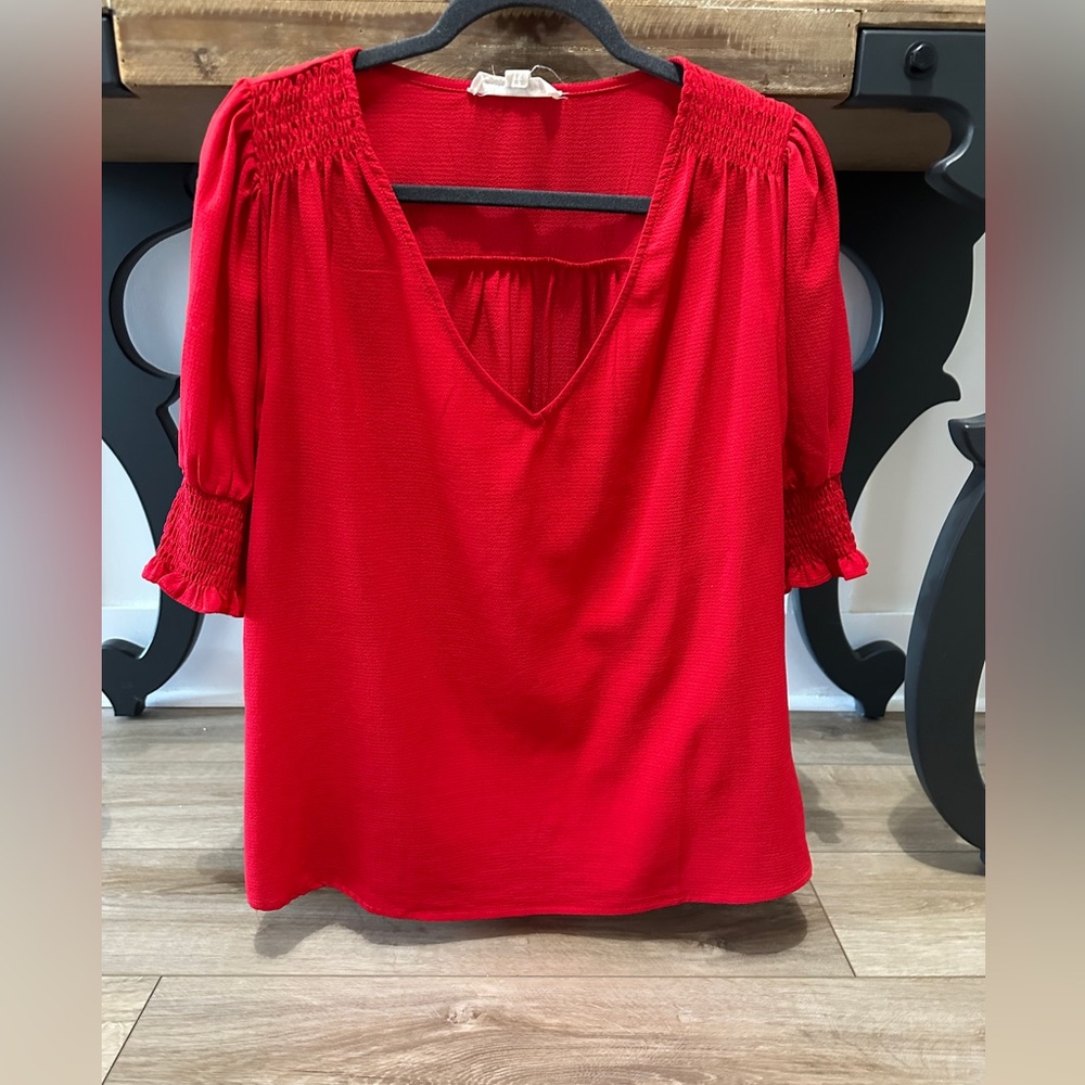 Vine & Love Women’s Red Blouse. EUC
